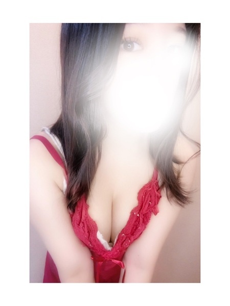 その可愛らしいルックスと優しさで多くのお客様の心を掴んでいます。